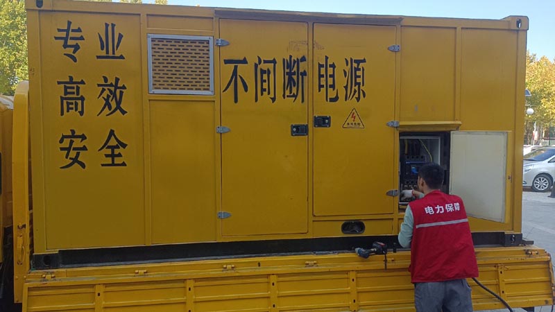 科尔沁左翼后柴油发电机组和UPS电源配合使用时，如何避免切换过程中的电力中断？